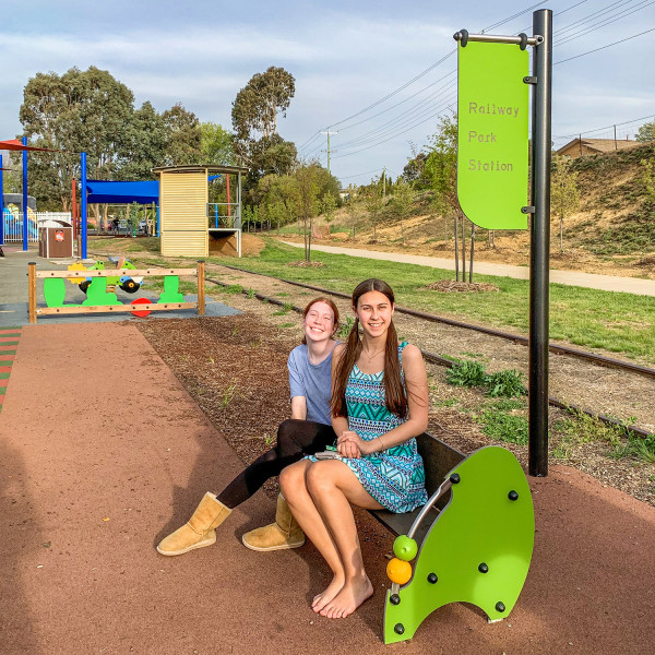 Single-post sign panel for playgrounds